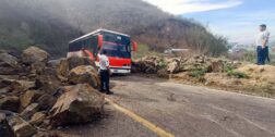 Fuertes lluvias dejan severos daños en la red carretera del estado de Oaxaca.