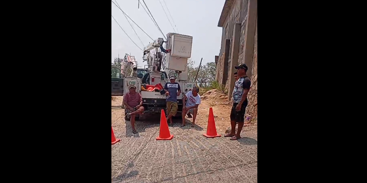 Vecinos retienen unidad de CFE tras 12 horas sin luz en Salina Cruz | El Imparcial de Oaxaca
