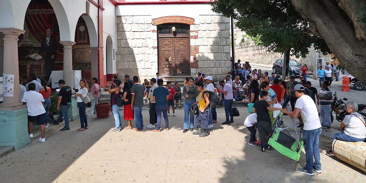 Foto: Luis Alberto Cruz // Claudia Sheinbaum logra más votos que AMLO en Oaxaca. En la Villa de Etla, se registró una alta afluencia de ciudadanos que sufragaron.