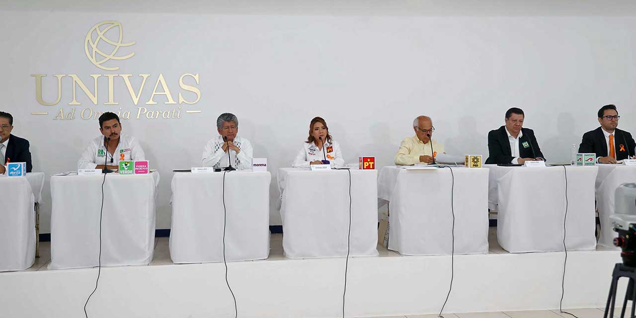 Foto: Luis Alberto Cruz // Candidatos a la presidencia municipal debatieron en la Universidad Vasconcelos.