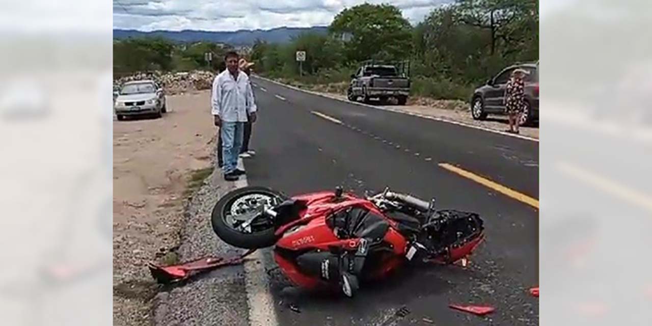 Cayó de su motocicleta color rojo y terminó sobre la terracería donde perdió la vida.