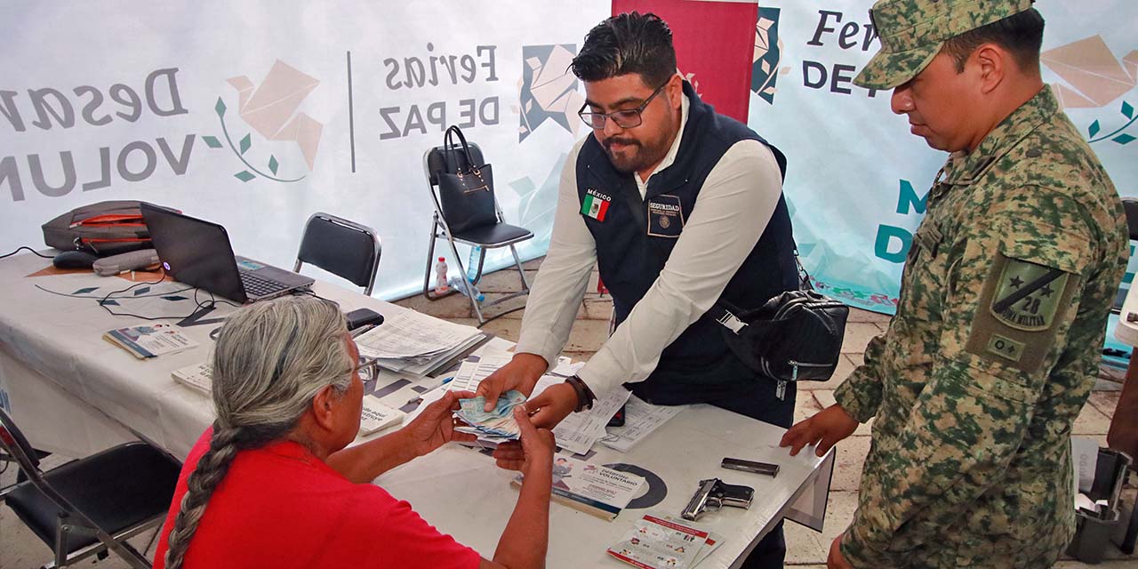 Foto: Adrián Gaytán // Durante el canje de armas, las y los voluntarios reciben un incentivo económico.