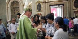 Foto: Adrián Gaytán // El Arzobispo Pedro Vázquez Villalobos bendiciendo a los fieles católicos en su homilía dominical.