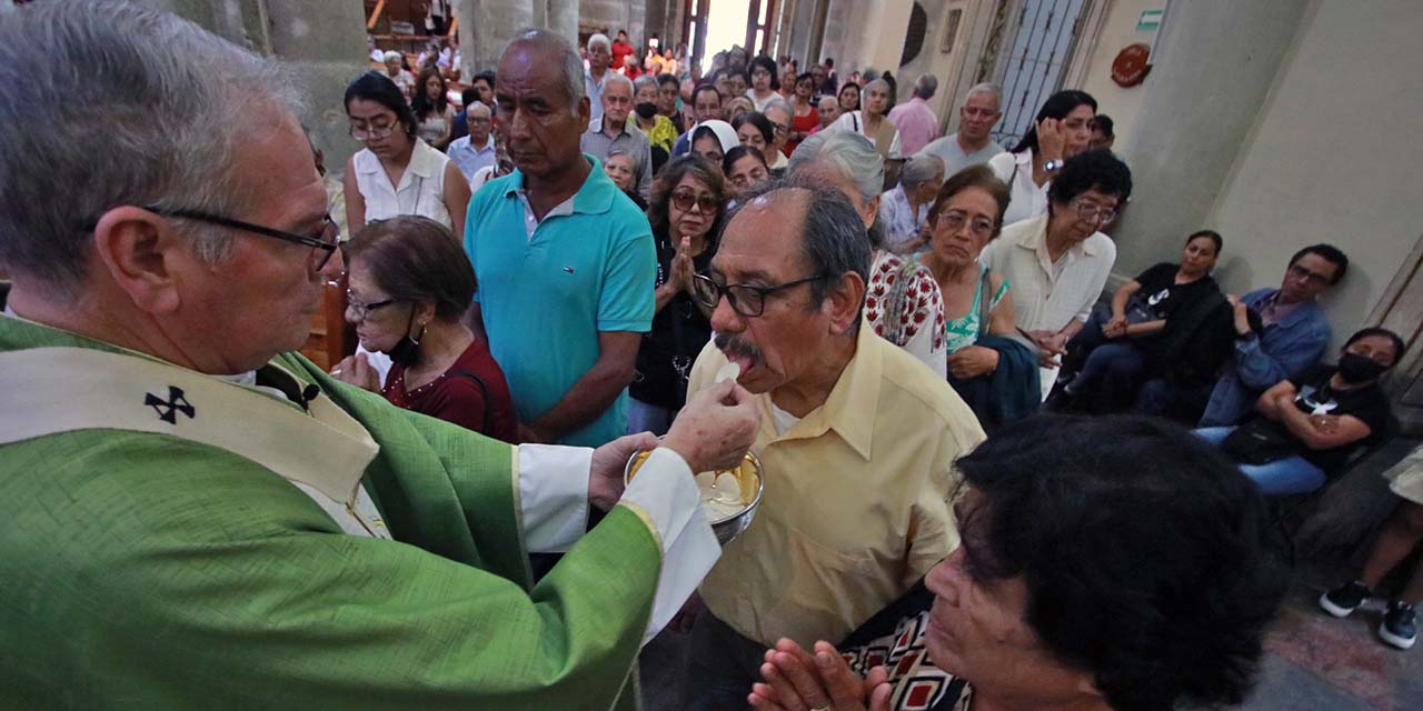 Foto: Adrián Gaytán // El Arzobispo Pedro Vázquez Villalobos en su homilía dominical, en la Catedral.