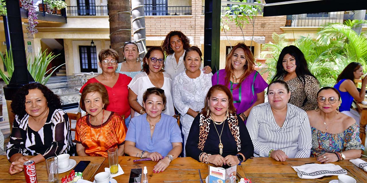Fotos: Rubén Morales // El grupo de bellas damas se reunió para celebrar el cumpleaños de la querida Reyna Carreño Santiago.