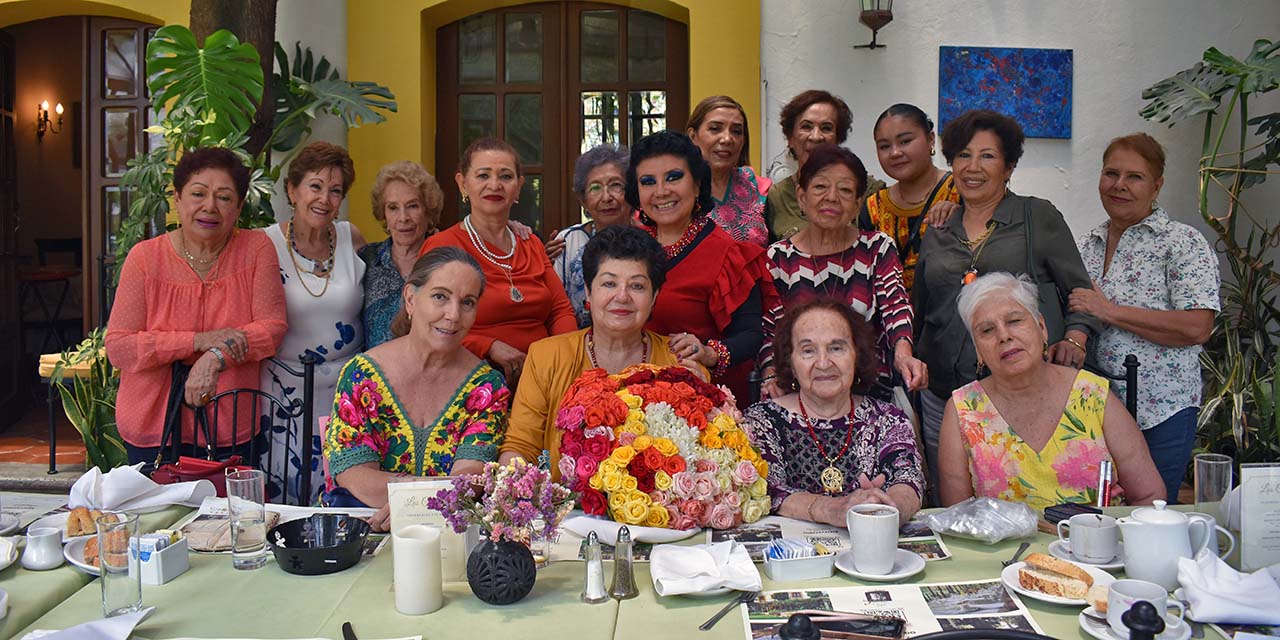 El nutrido grupo de amigas se reunió con motivo de los cumpleaños de Nayra Domene Brena, Olguita Katt de Barrera y Carmelita Curioca.