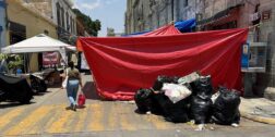 Foto: Luis Alberto Cruz // El plantón magisterial genera toneladas de basura en el Centro Histórico.