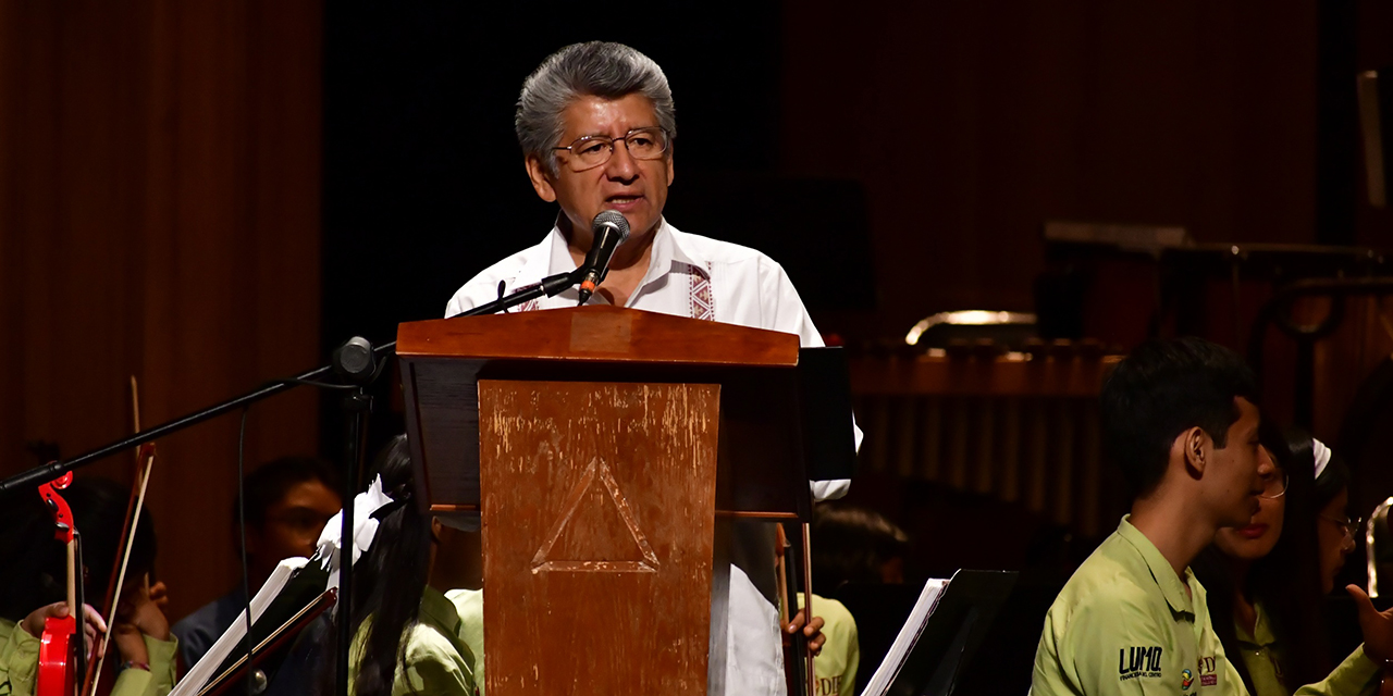 Reconocen legado del maestro Rubén Vasconcelos Beltrán