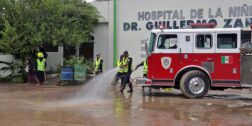 Fotos: Luis Alberto Cruz // Elementos del Cuerpo de Bomberos, personal médico y voluntarios realizan las labores de limpieza y desinfección, luego de las inundaciones del pasado jueves.