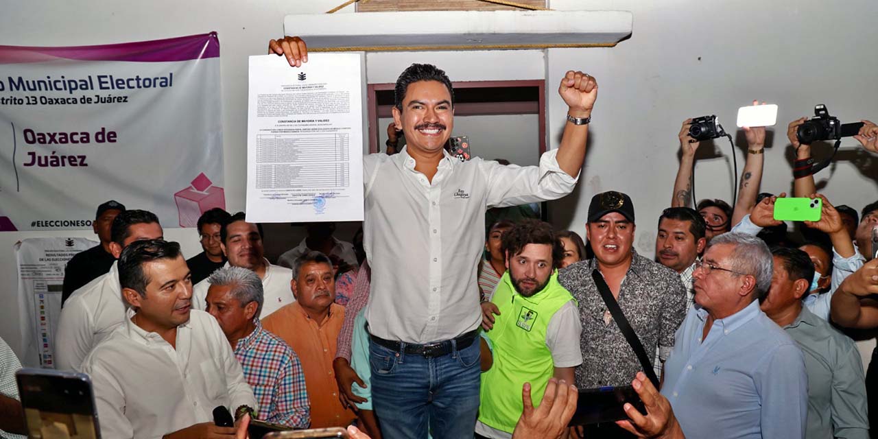 Foto: Luis Alberto Cruz // El presidente municipal electo, Raymundo Chagoya, muestra su constancia de mayoría.