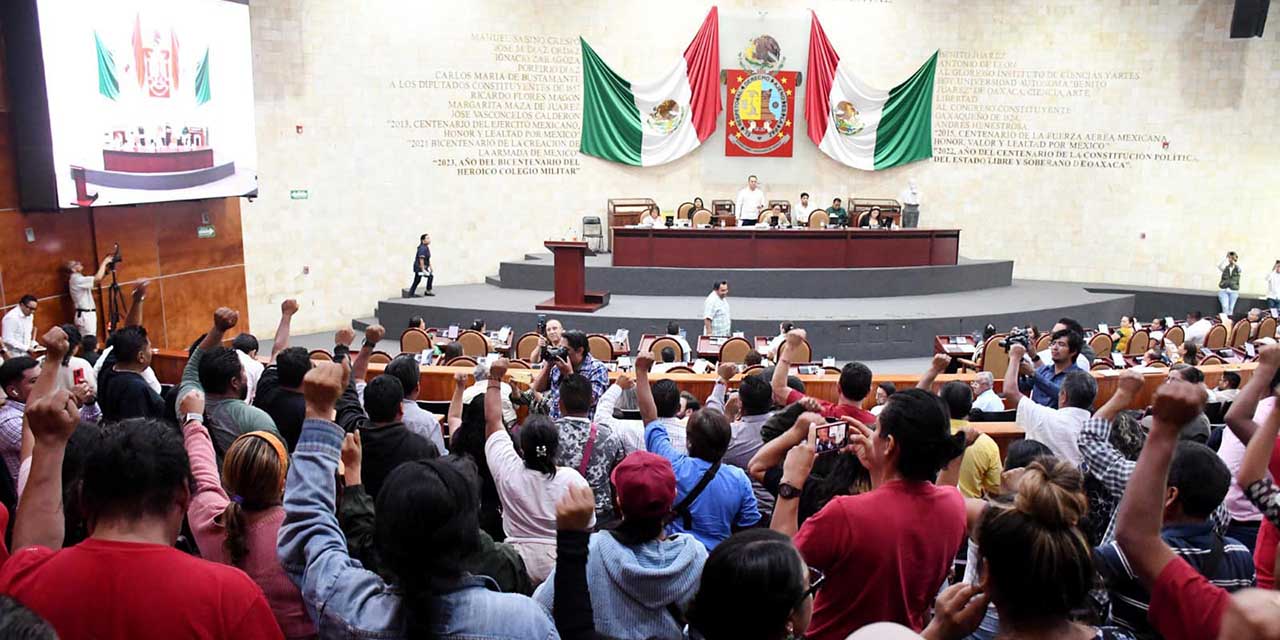 Foto: Congreso de Oaxaca // En galerías, simpatizantes de la APPO festejaron tipificar y sancionar con hasta 70 años de prisión la ejecución extrajudicial.