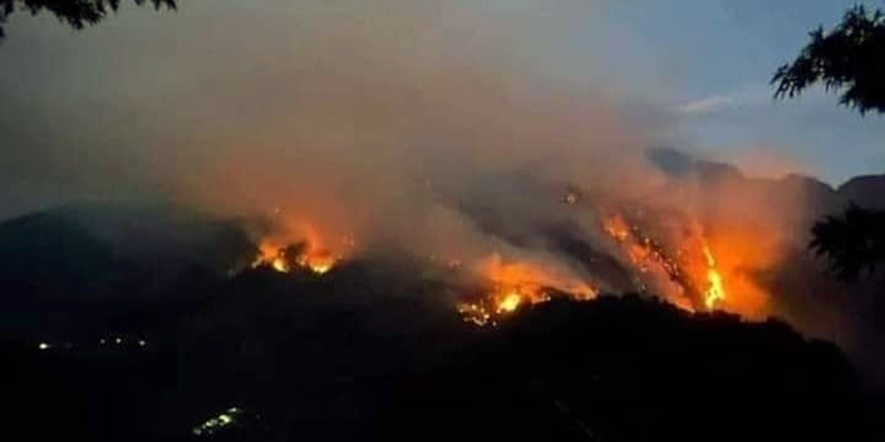 Foto: Juan Carrera // Fuera de control el incendio en Río Santiago, Huautla.