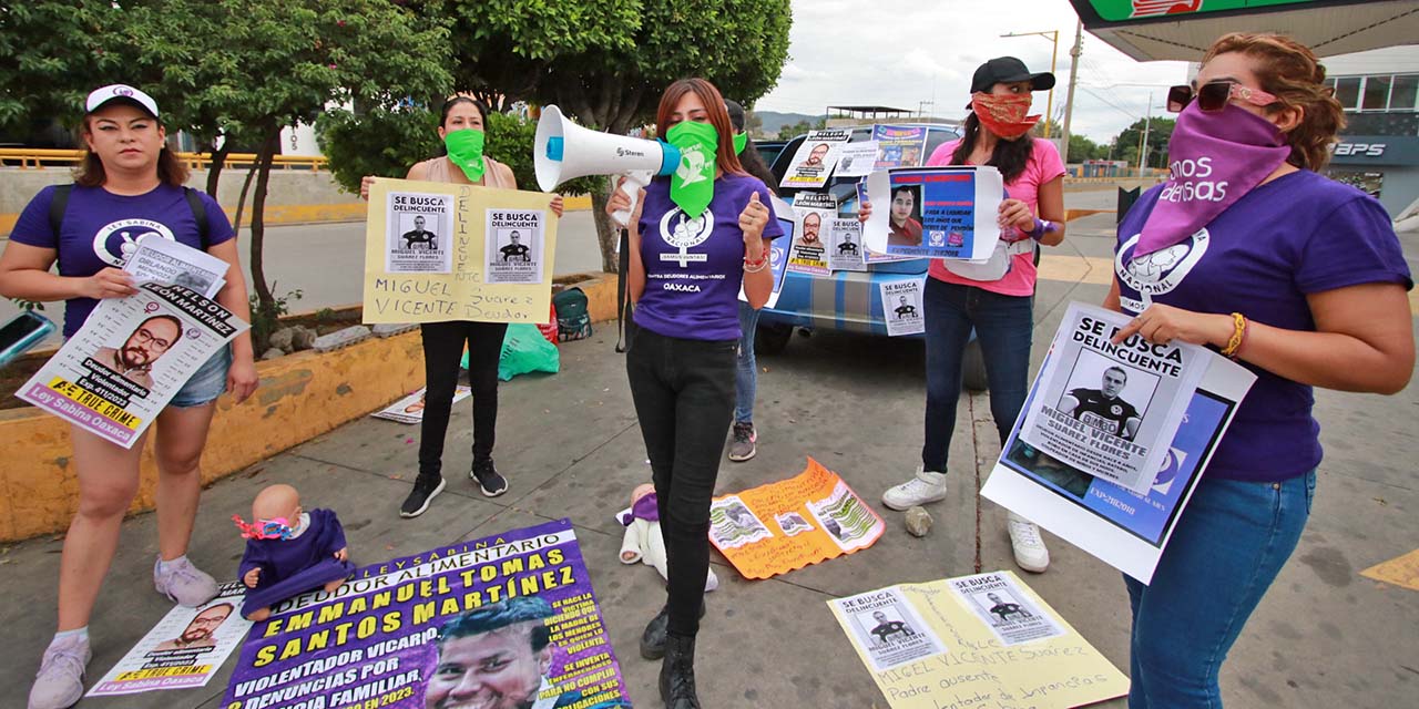 Foto: Adrián Gaytán // Integrantes del movimiento Ley Sabina, de nuevo exhiben a los padres deudores.