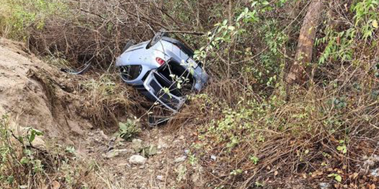 Accidente vehicular en Pochutla deja daños materiales