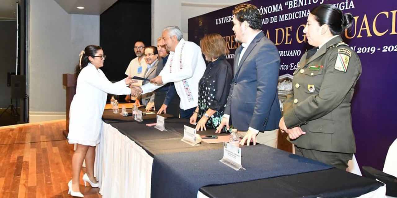 UABJO entrega a la sociedad 281 nuevos médicos