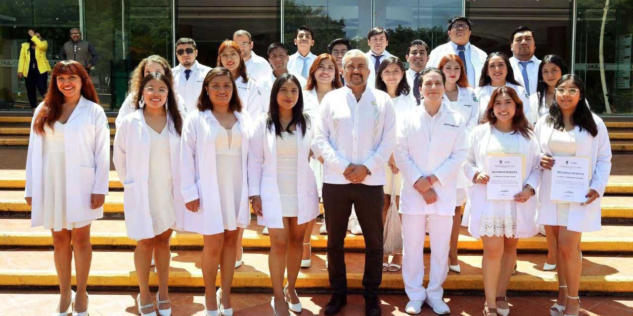 Concluyen internado de Pregrado 25 médicos de la UABJO
