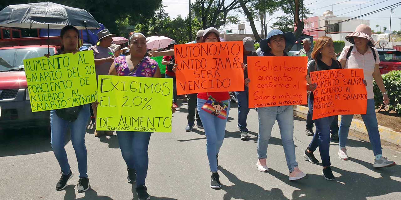Foto: Luis Alberto Cruz // La marcha de agremiados del Sindicato autónomo en demanda al municipio de aumento salarial.