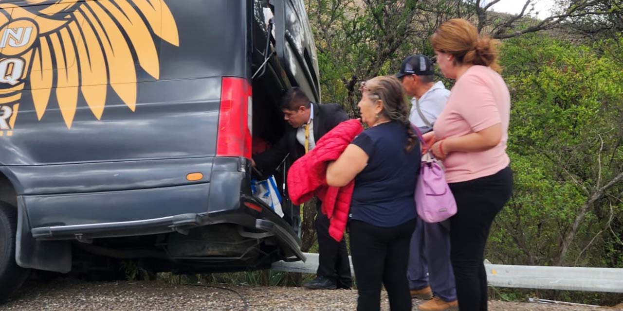 La vagoneta sufrió un accidente en la carretera Oaxaca–Huajuapan.