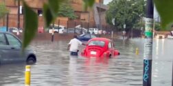 Las inundaciones en la ciudad provocaron que varios vehículos resultaran varados.