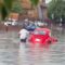 Las inundaciones en la ciudad provocaron que varios vehículos resultaran varados.