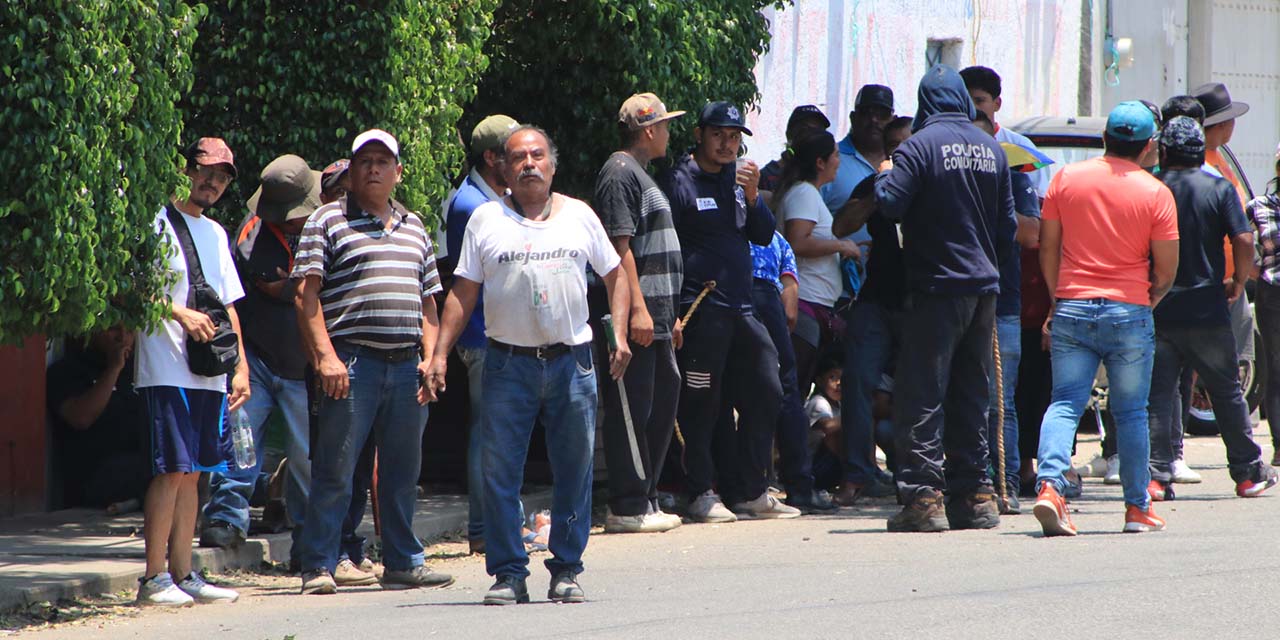 Se enfrentan pobladores y profesores en La Raya