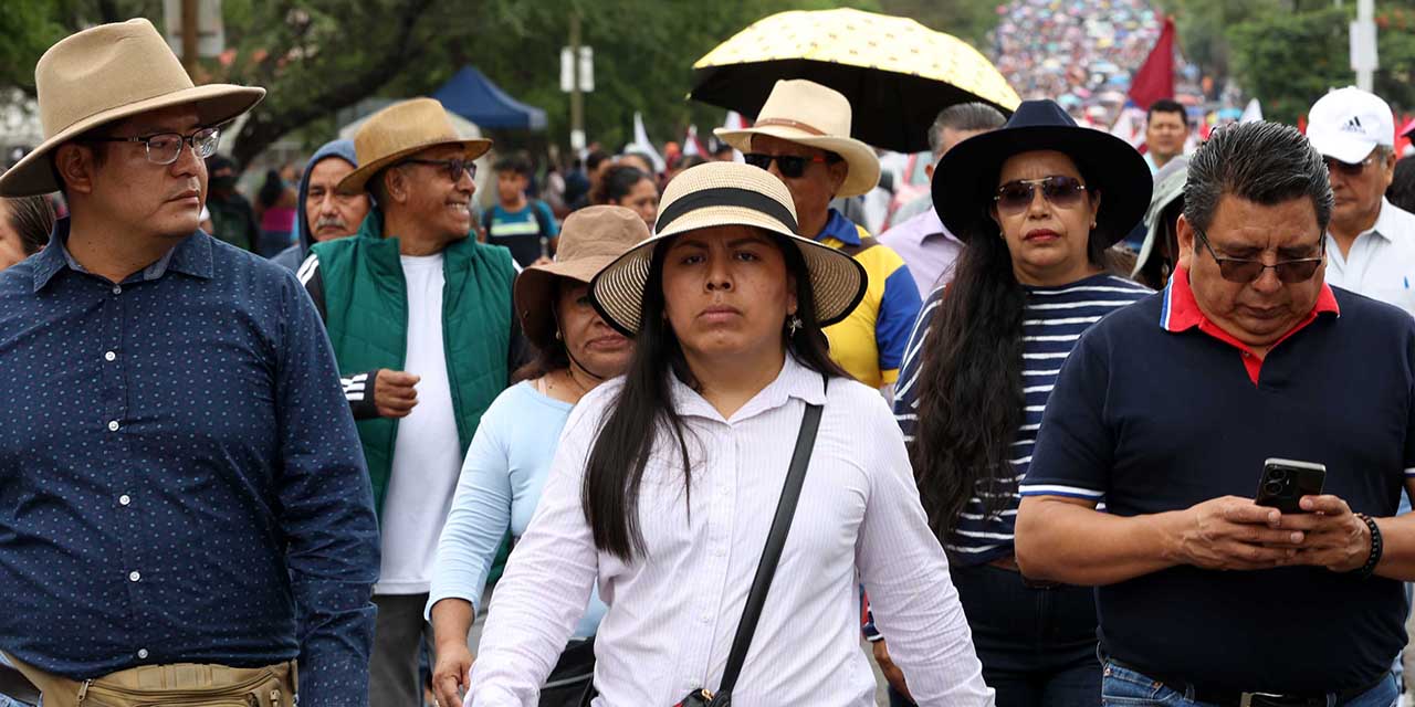 Miles de maestros de la Sección 22 marcharon este viernes para exigir justicia, a 18 años del fallido desalojo del 14 de junio de 2006, en el Zócalo de Oaxaca.