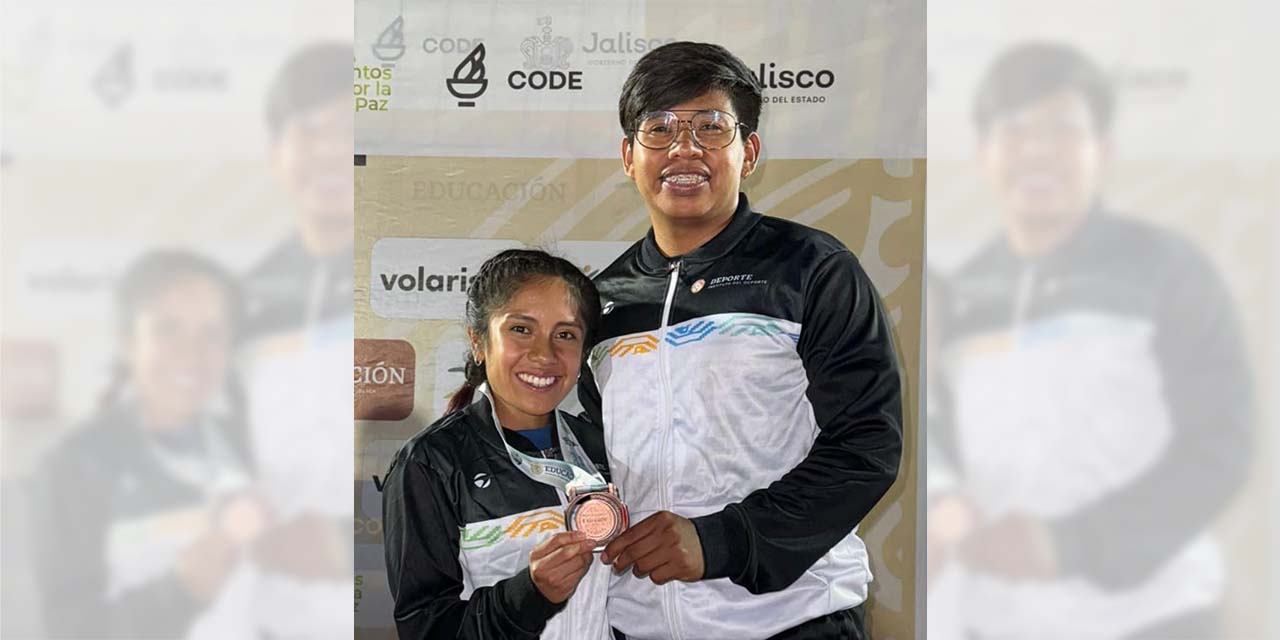 Mariel Salazar y su entrenador, portando la valiosa medalla de bronce.