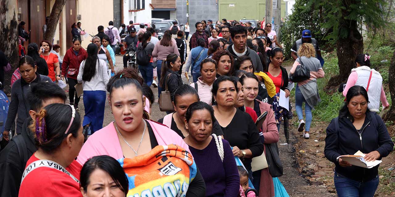 Foto: Luis Alberto Cruz // Persisten largas filas para el cobro de apoyo para uniformes.