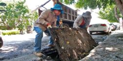 Foto: Adrián Gaytán // Personal de SOAPA realiza la limpieza de rejillas y tapas de registros para evitar inundaciones en las zonas bajas de la ciudad.