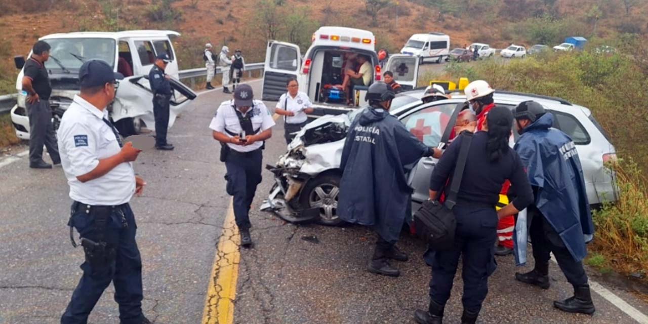 Paramédicos de la Cruz Roja Mexicana llevaron a cabo el traslado de las víctimas.