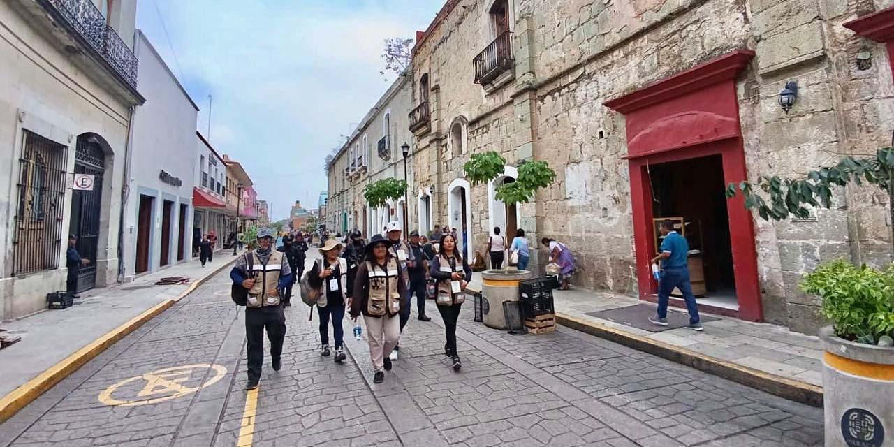 Foto: Municipio de Oaxaca de Juárez // Recorrido de inspectores municipales para retirar al comercio informal.