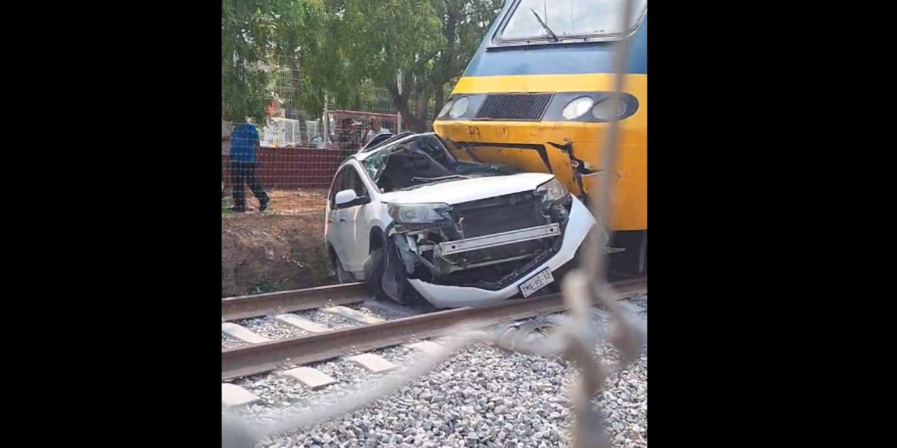VIDEO | ¡Vive de milagro! Camioneta arrastrada por el tren en Salina Cruz | El Imparcial de Oaxaca