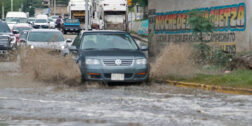 Foto: Adrián Gaytán // Un riesgo para los automovilistas circular por el paso a desnivel en el puente Valerio Trujano, ante las severas inundaciones.