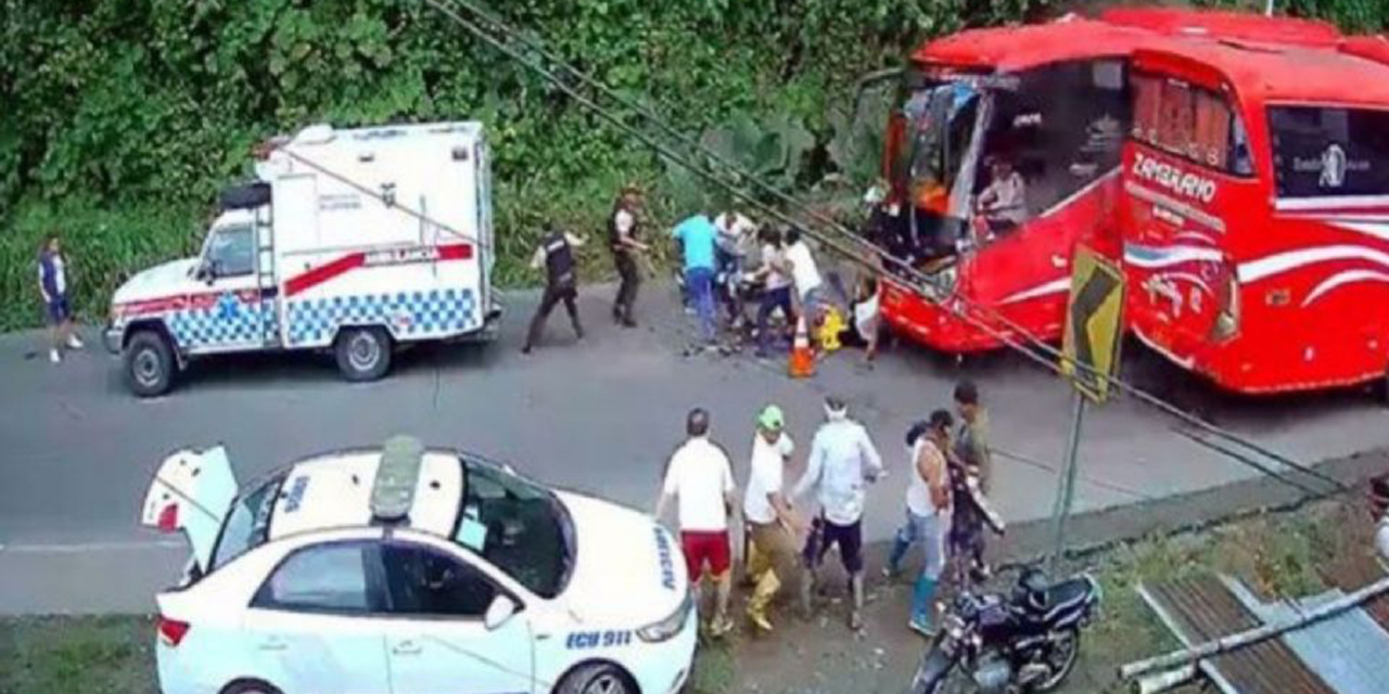 VIDEO: Autobús atropella a paramédicos que atendían un accidente