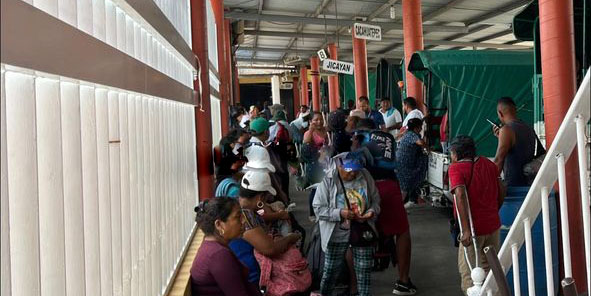 Migrantes venezolanos saturan transporte en la Costa de Oaxaca | El Imparcial de Oaxaca