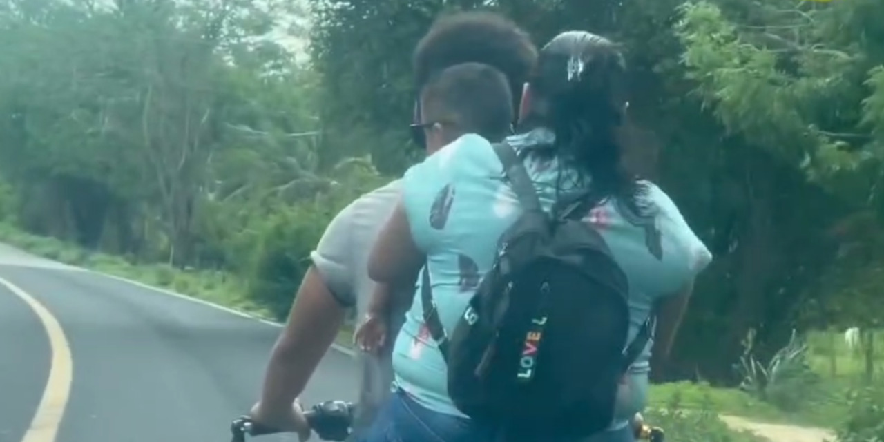 VIDEO | Exhiben a pareja con menor tripulando sin casco en moto | El Imparcial de Oaxaca
