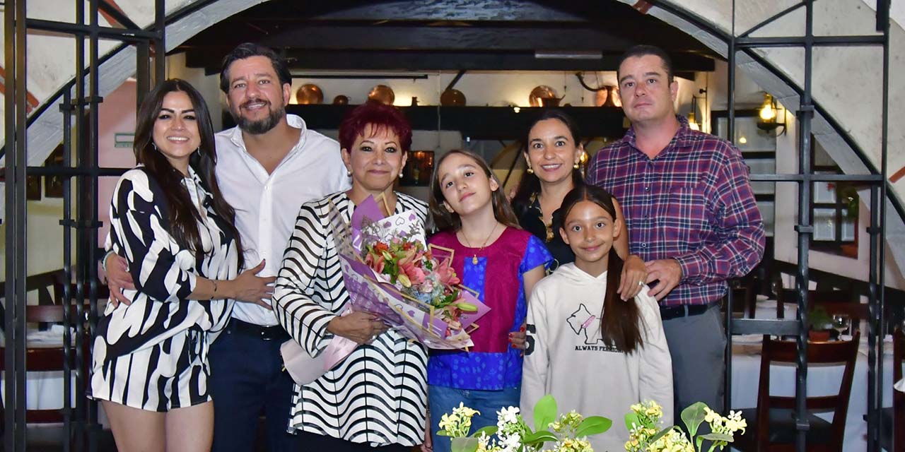 Fotos: Rubén Morales // La familia Bolaños Cacho se reunió para consentir y apapachar a María de los Ángeles Fernández Pichardo.