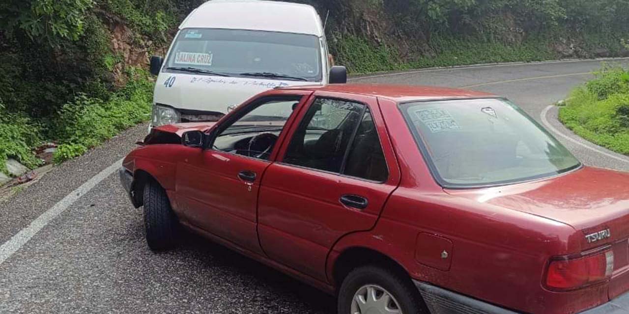 Presuntamente, el automóvil habría invadido el carril contrario, lo que provocó la colisión.