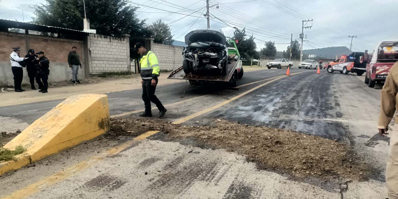 El conductor perdió el control del vehículo impactando con un bloque de concreto.