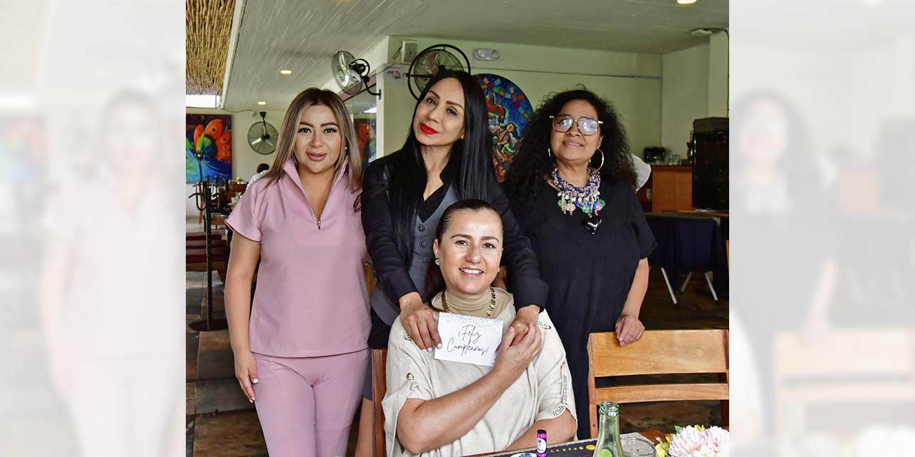Fotos: Rubén Morales // Entonaron las tradicionales Mañanitas en honor a Paty Reyes.