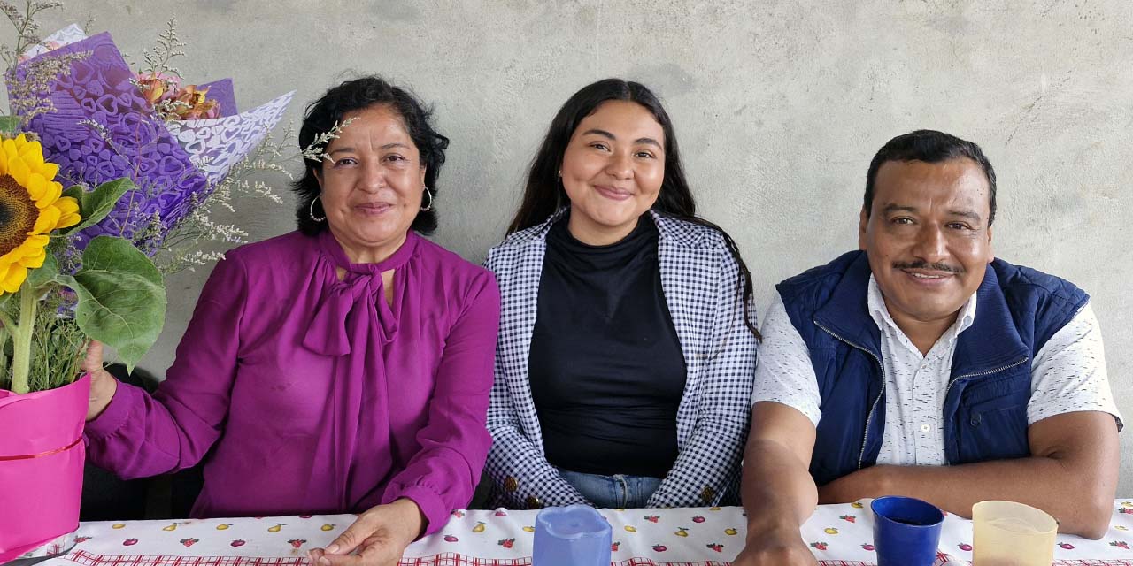 Fotos: Rubén Morales // La festejada en todo momento estuvo acompañada por su esposo Marco Antonio Pérez Moreno y su hija Ariadna Pérez Soto.