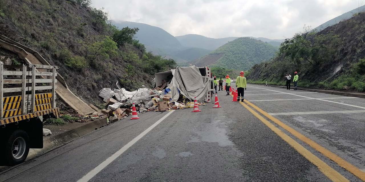 Personal de apoyo de la autopista abanderó el incidente para evitar otros percances.