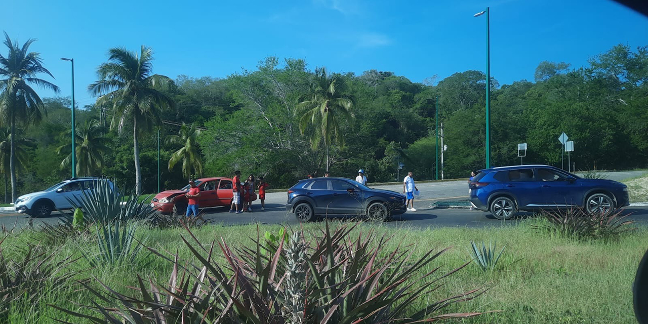 Se registra accidente vial sobre el boulevard Chahué, Huatulco: dos vehículos involucrados   