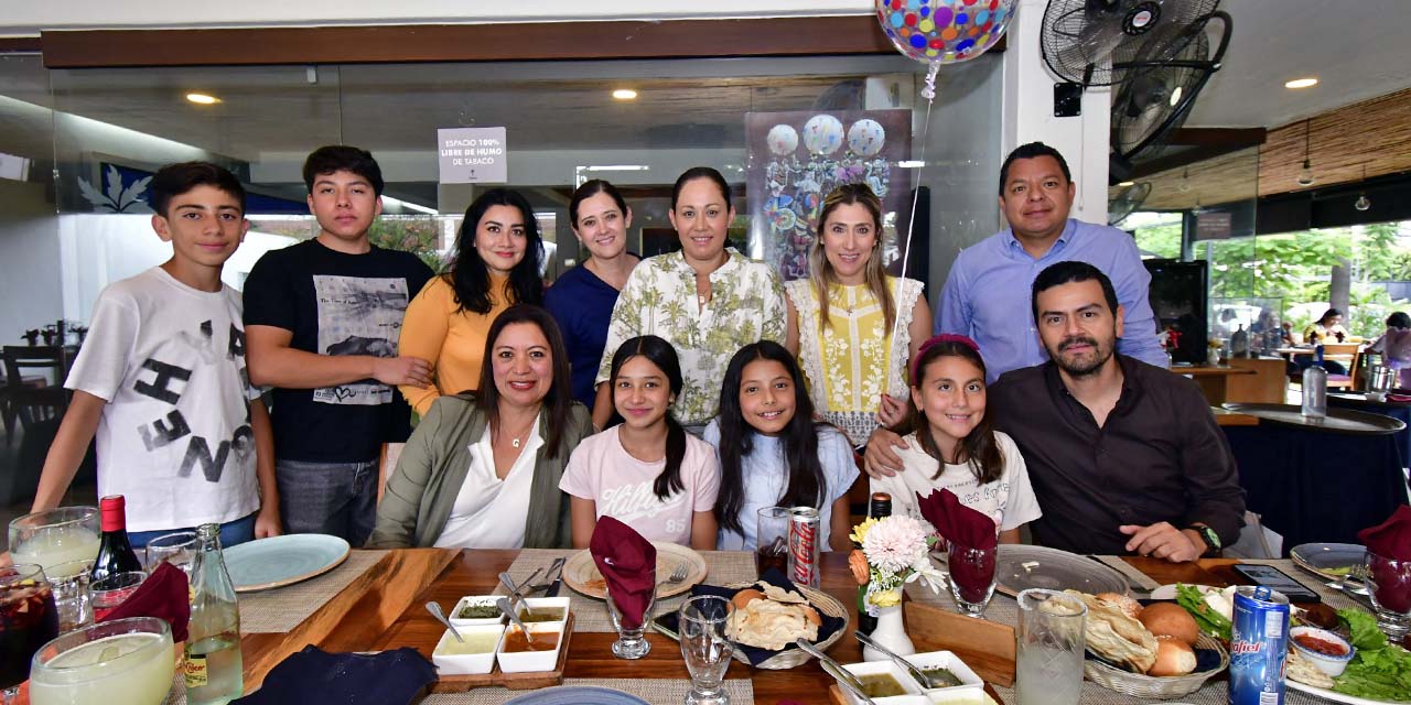 Foto: Rubén Morales // Ana Sofía pasó un momento muy agradable en compañía de sus amigas, su mamá y sus invitados.