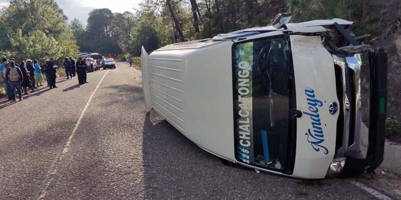 Al llegar al lugar, las autoridades encontraron una camioneta volcada, pero el responsable del choque se dio a la fuga.
