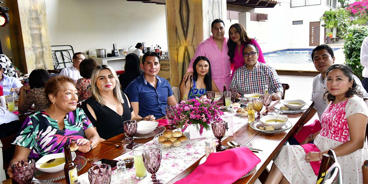 Fotos: Rubén Morales // Amigos los acompañaron en su festejo especial.