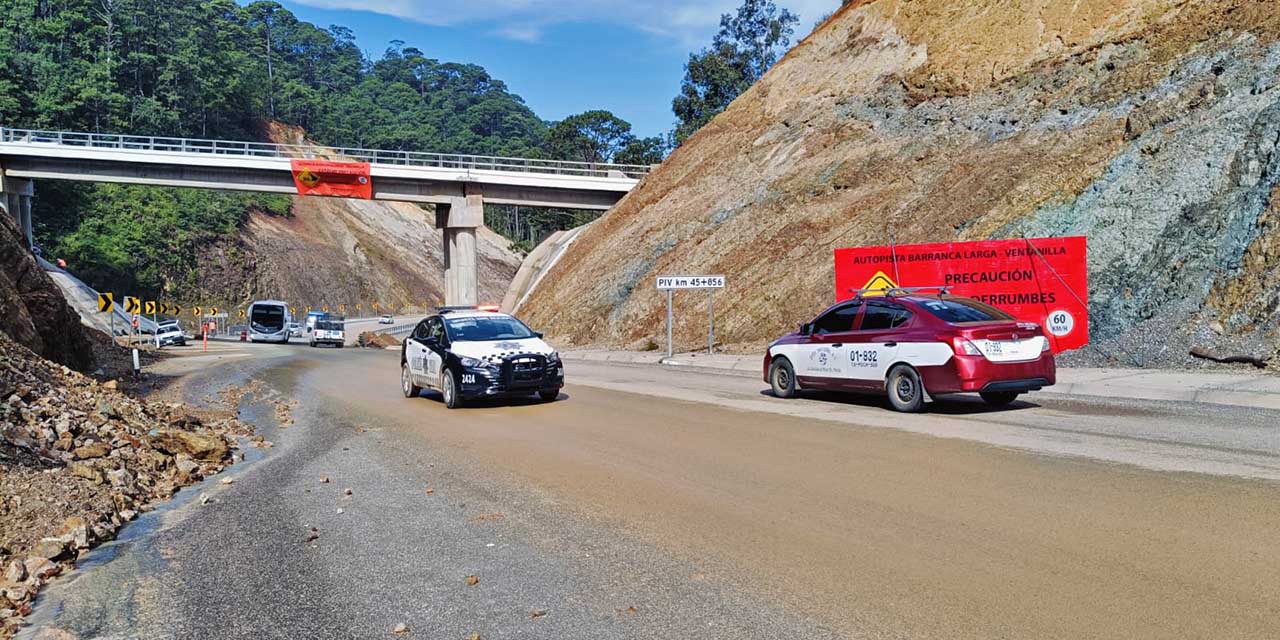 Autoridades de Protección Civil trabajan para despejar la carretera y restablecer la circulación.