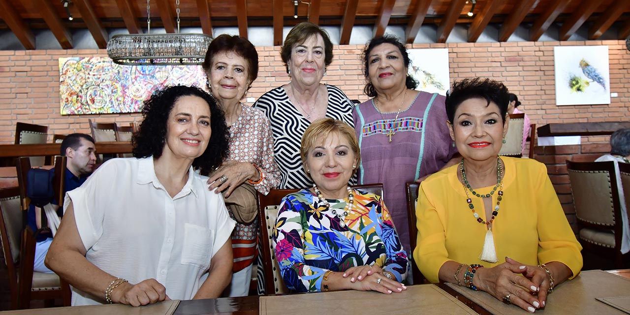 Fotos: Rubén Morales // Chelita Muro de Alonso, Queta Muro, Laurita Alonso, Laura Valencia y Tere Sampedro expresaron sus mejores deseos a Sandra Palacios.