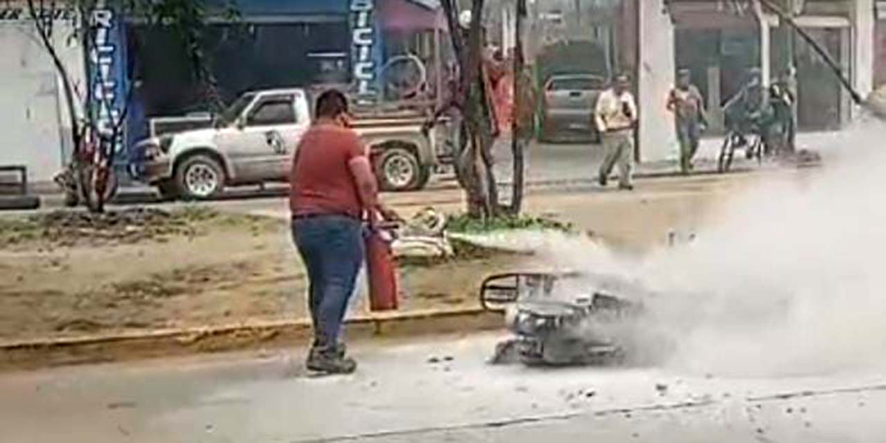 Comerciantes auxiliaron a sofocar el fuego evitando que se quemará por completo.