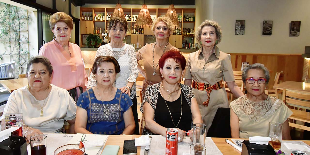 Cuqui Pérez Posada, Olga Paz, Chela Aragón, Lupita Borges, Pila Melgoza, Adriana Díaz y Lupita Díaz expresaron sus más sinceras felicitaciones.